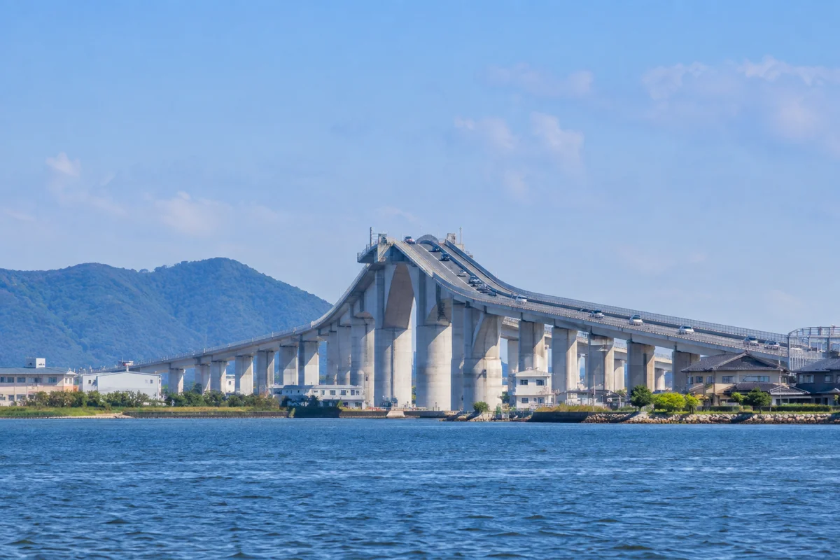 江島大橋（ベタ踏み坂）をテーマにしたAI生成イメージ
