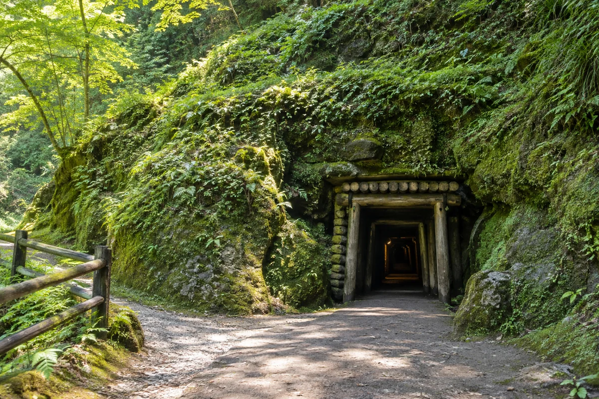 龍源寺間歩（石見銀山）をテーマにしたAI生成イメージ
